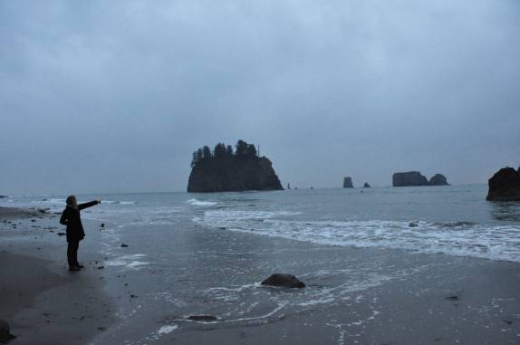 Admirando as pequenas ilhas da 2a Beach, em La Push, pequena localidade indígena no litoral do Olympic National Park, no estado de Washington, oeste dos Estados Unidos